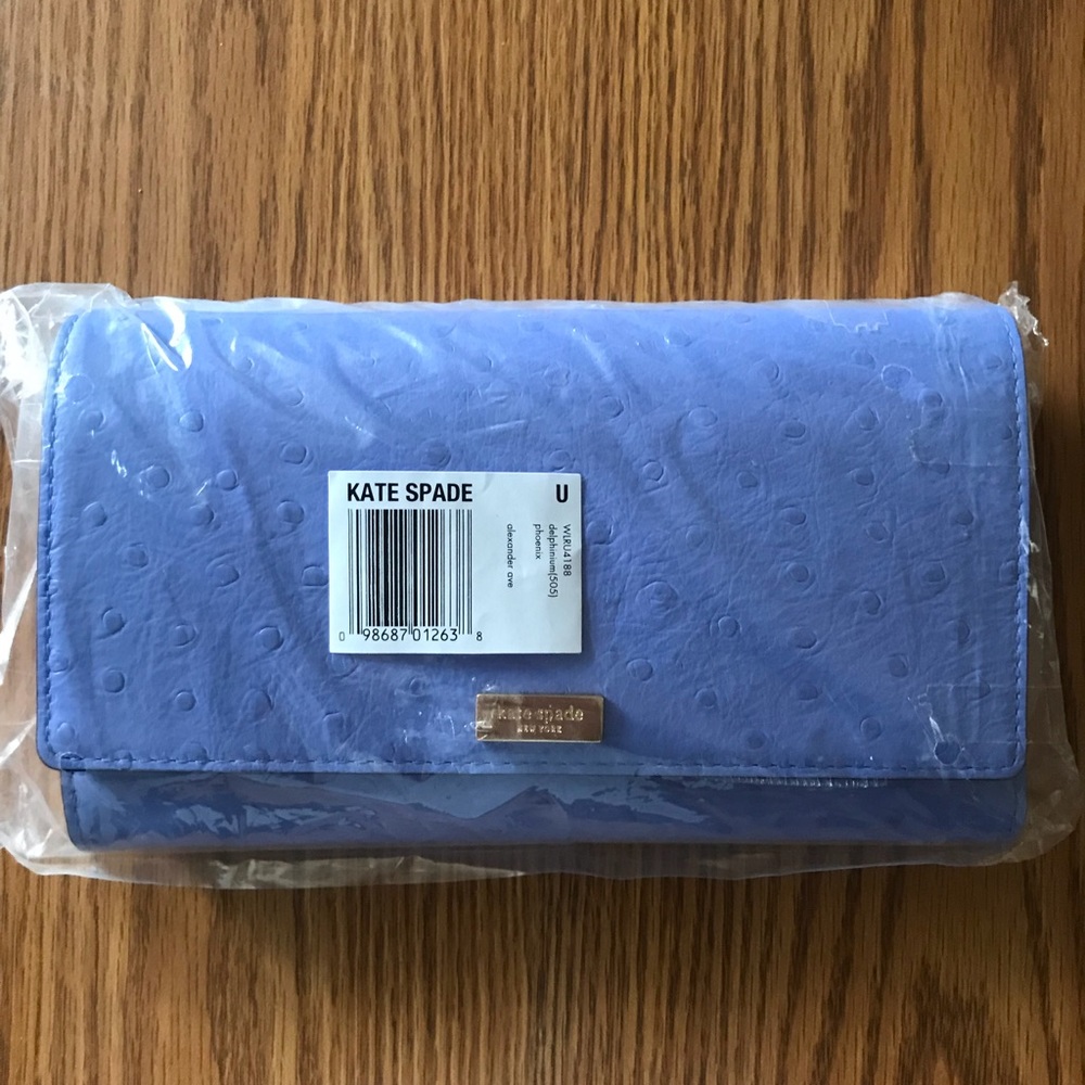 Kate Spade Passport Wallet 😍